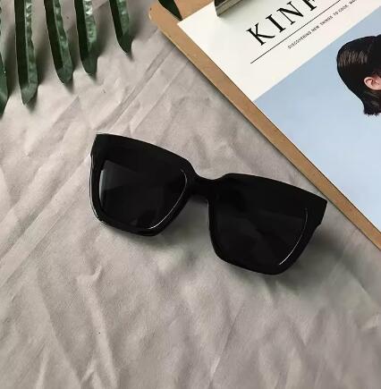 Retro black frame sunglasses